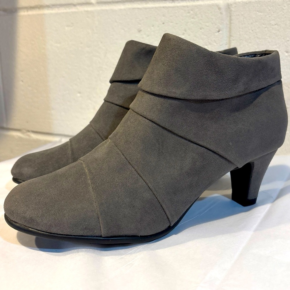 Aerosols gray ankle boots faux suede zipper sides